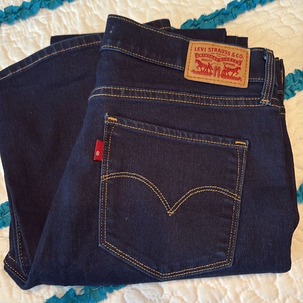 Women Levi dark blue jeans